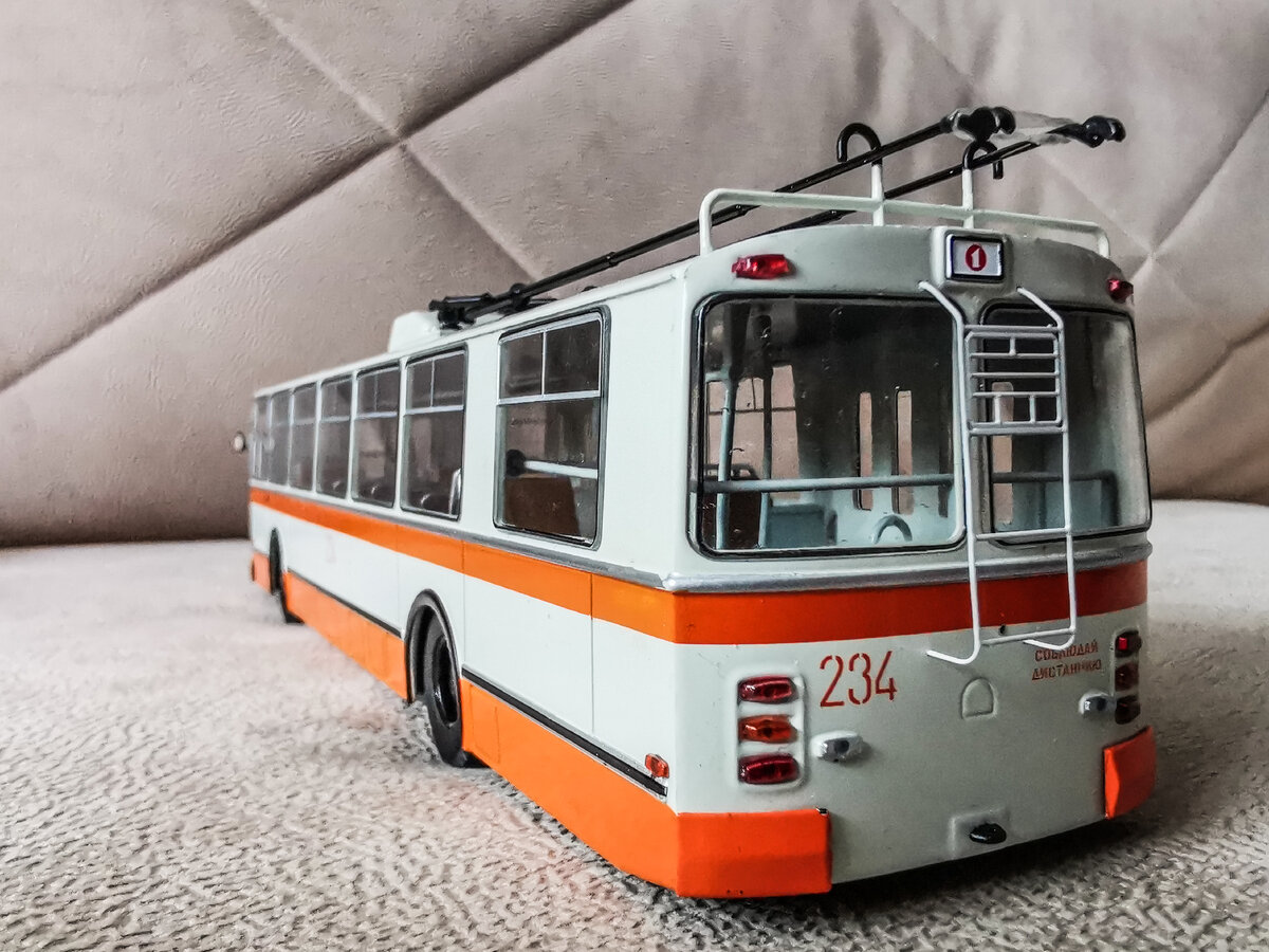Троллейбус ЗиУ-9 (ЗиУ), синий/белый (МХВ) Масштабная коллекционная модель
