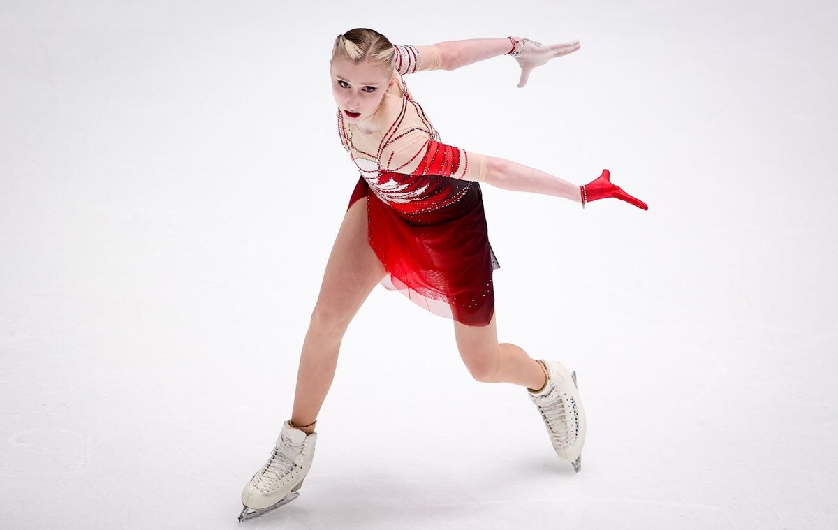 Соня не стала прыгать второй тройной аксель и правильно поступила. Болезнь и травма ноги сказали на выступлении в произвольной программе. Соня прыгала неуверенно и приземляла прыжки не так легко, как она умеет. В некоторые моменты Соню заносило. Фигуристка боролась с прыжками и была сосредоточена на своем прокате