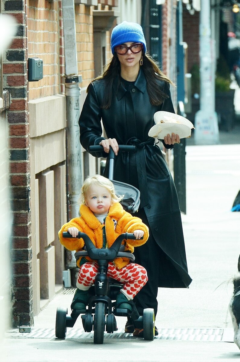    Эмили Ратаковски с сыномLegion-Media