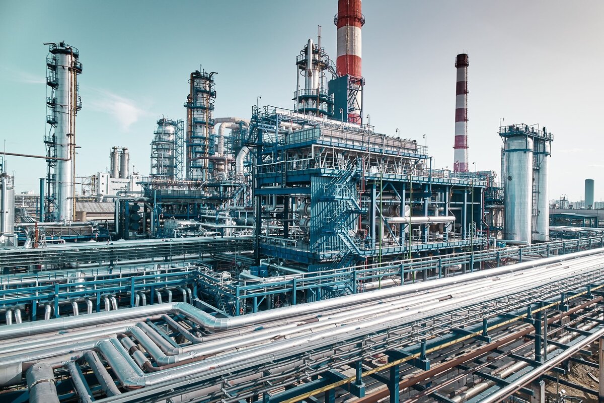 Нефтеперерабатывающий завод. Фото из Яндекс картинки