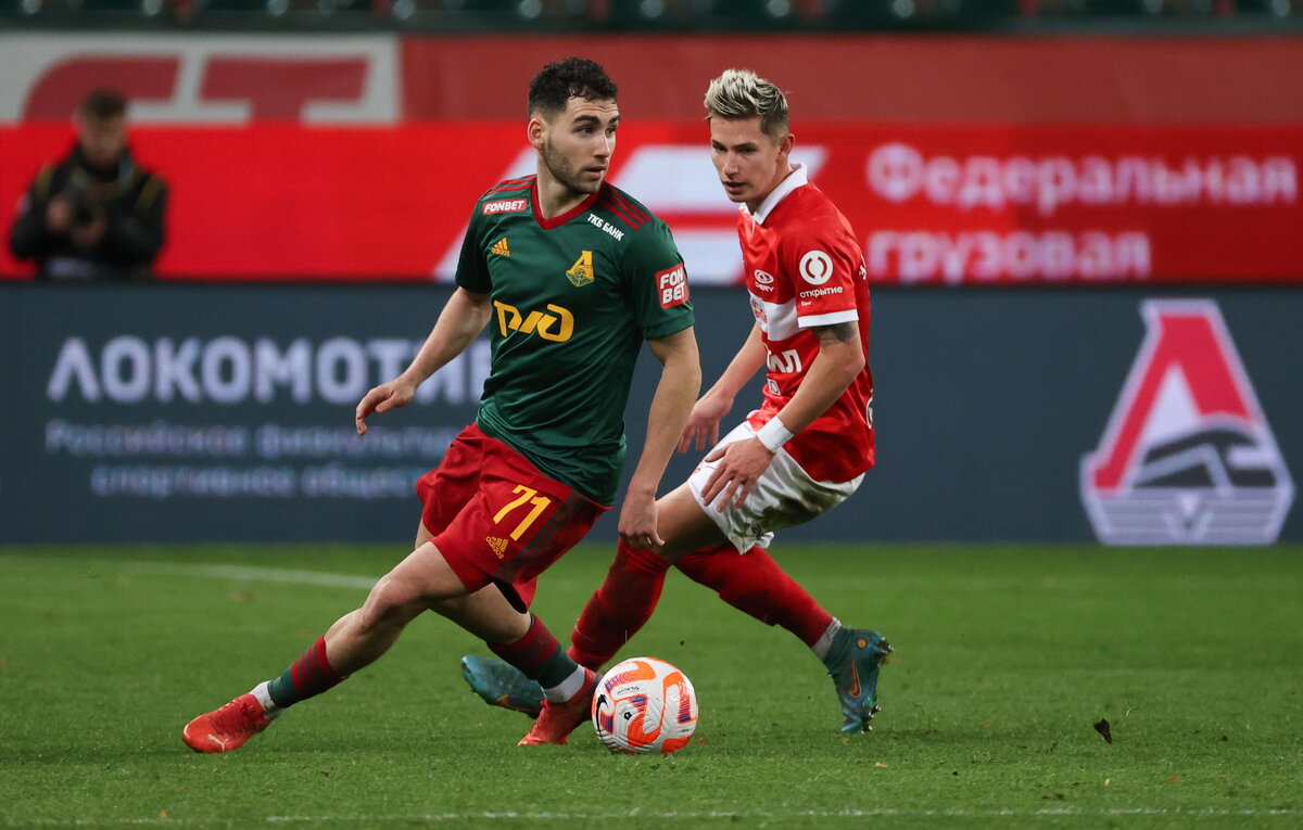    Защитник "Локомотива" и сборной Армении Наир Тикнизян (слева)  Антон Новодережкин/ТАСС