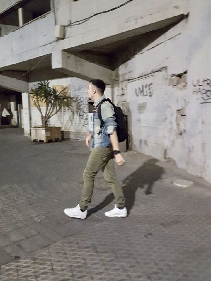 Белые кроссовки и джинсовая куртка - один из моих любимых комплектов с такими брюками 👟