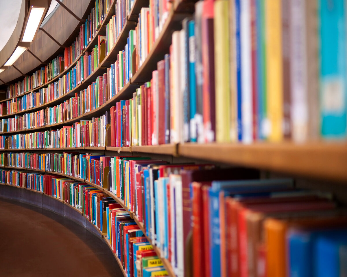 Книги - это один из самых древних способов передачи знаний и историй