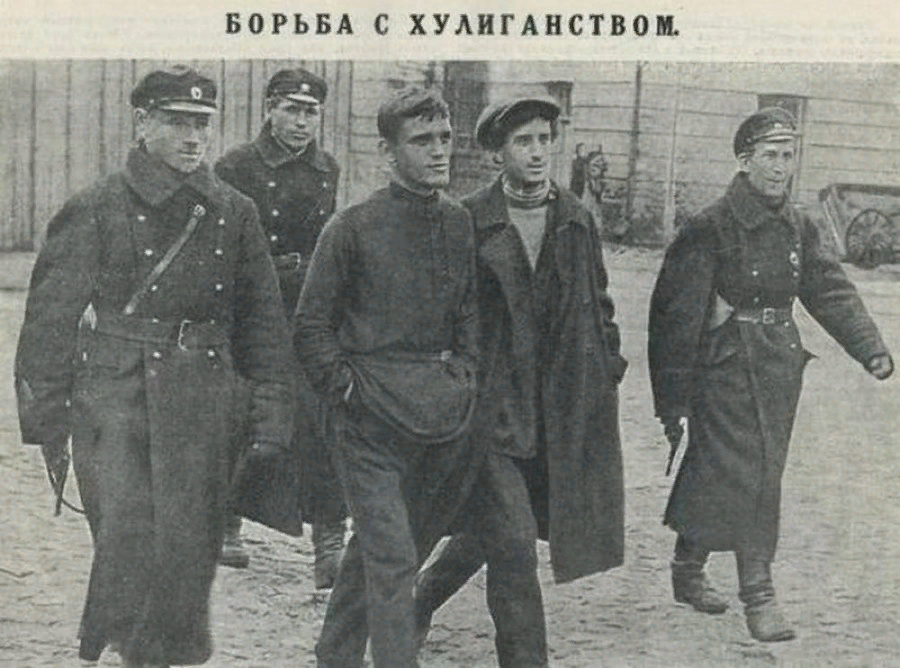 Вырезка из газеты - хулиганов ведут на расстрел, 1924г.