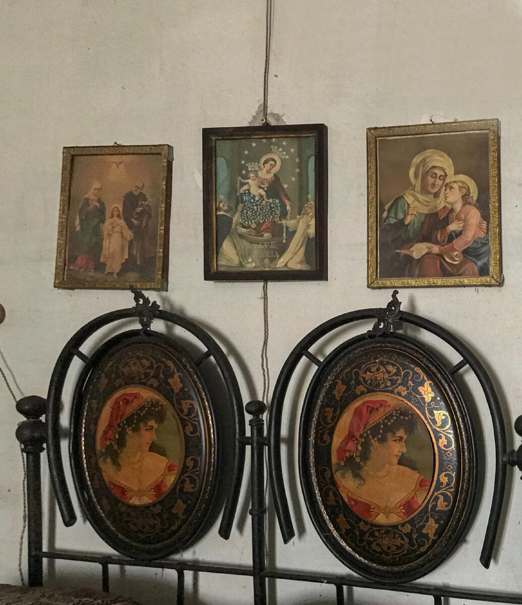 Am intrat într-o casă abandonată de sat și nu mă așteptam să găsesc acolo o capsulă a timpului.  Totul este la locul lui: de la mobilier la ochelari lustruiti