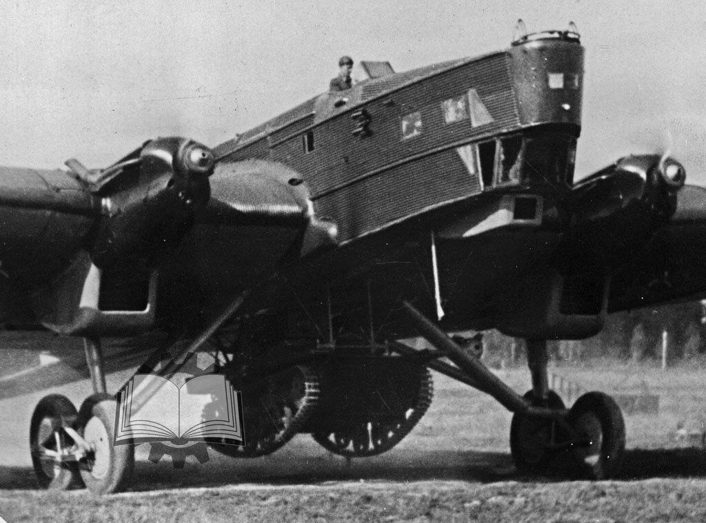 ТБ-3 с подвешенным под ним Т-37А, 1936 год.