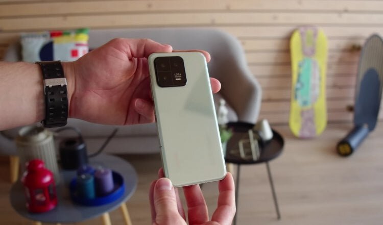    Xiaomi 13 — компактный, но очень мощный смартфон