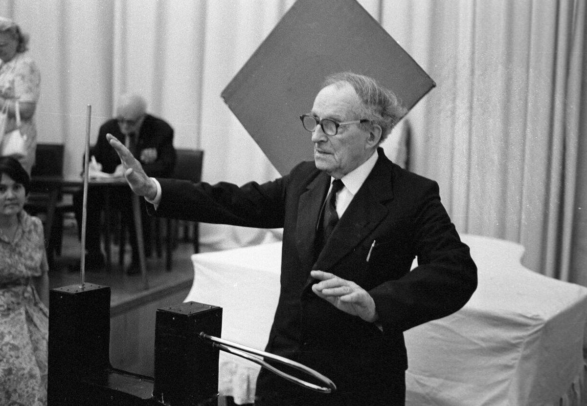 Лев Термен со своим изобретением. Фото из фотобанка РИА Новости.