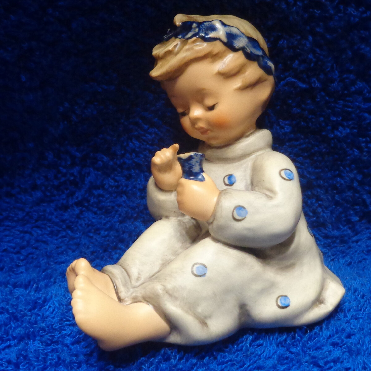 "Девочка с цветком", "Гебель-Хюммель". Фото автора.