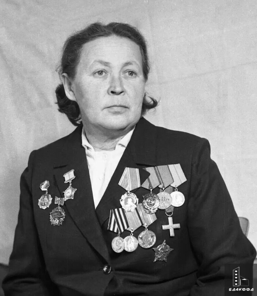 З. С. Литвиненко — заведующая животноводческой фермой колхоза «1 Мая» Воложинского района, бывшая разведчица партизанского соединения имени А. Невского, кавалер боевых и трудовых наград, 9 мая 1975 г.