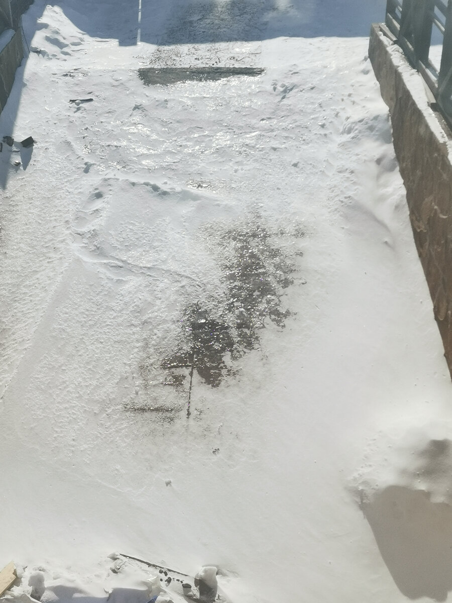 Все, что тёмное - это корочки льда