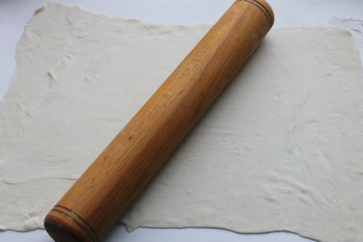 Это теперь я понимаю, что раскатывание должно сделать не только тонким пласт теста. Он еще должны быть ровным по всей своей поверхности.