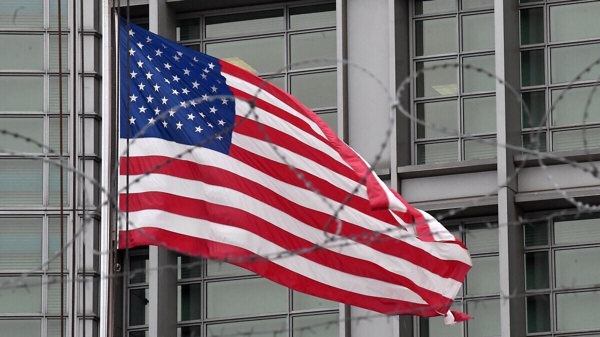    Флаг на здании посольства США в Большом Девятинском переулке в Москве© РИА Новости / Евгения Новоженина