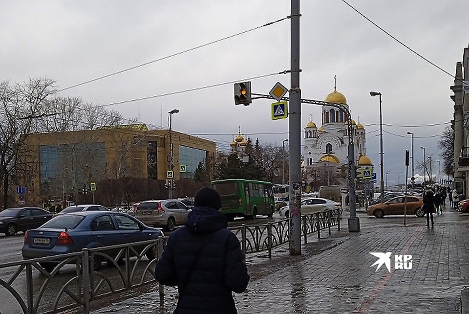     Светофор на оживленном перекрестке не работает второй день. Фото: читатель "КП-Екатеринбург"