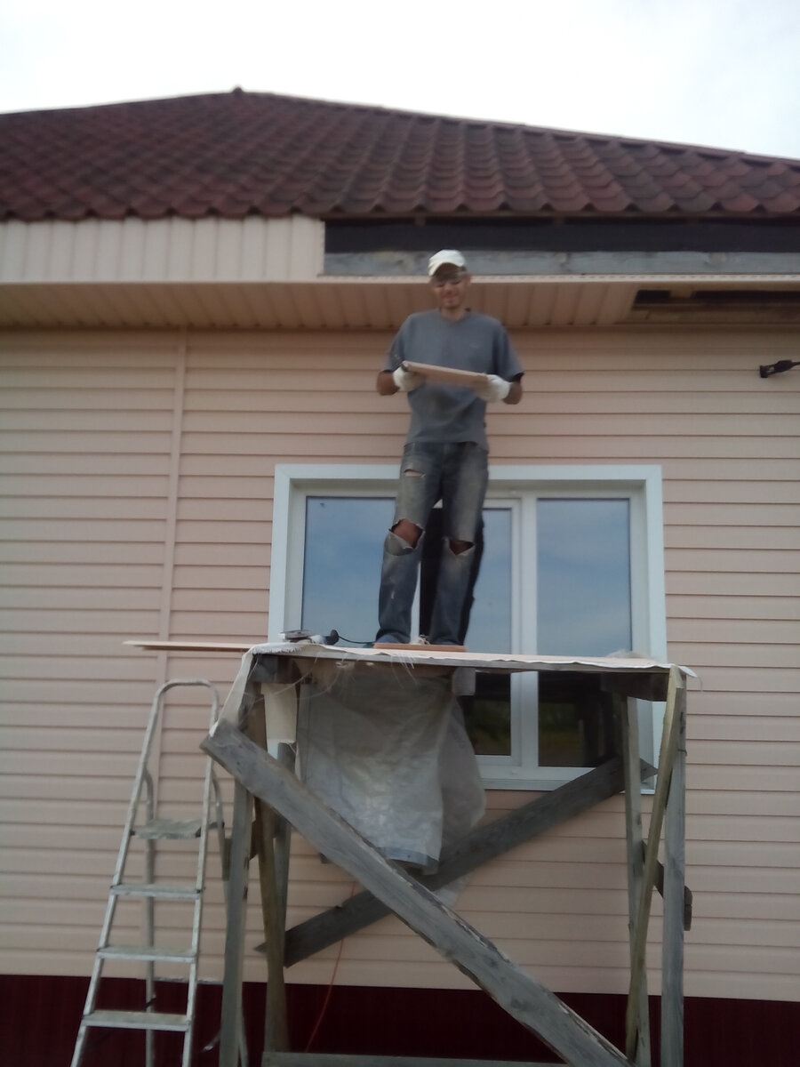 Лето 2018 года. Монтаж сайдинга. Фото еще с кнопочного телефона. @ Горбунов Сергей