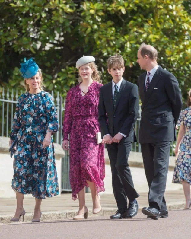 Герцог и герцогиня Эдинбургские с детьми 