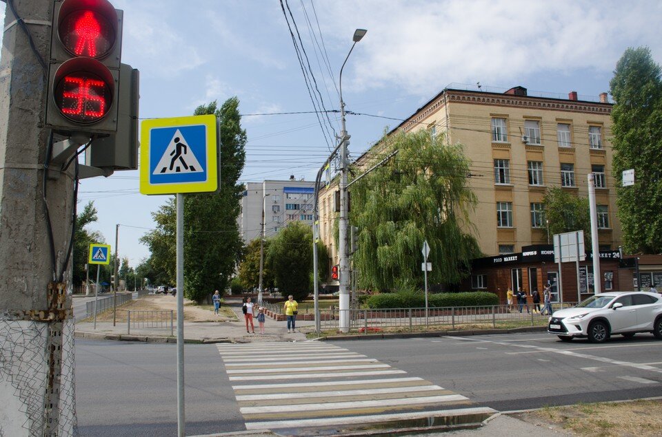     Тротуары вдоль проспекта Жукова обновят еще на одном участке. Геннадий БИСЕНОВ