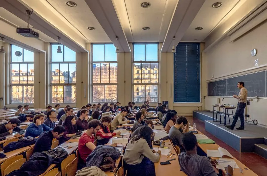 москва президентская академия ранхигс институт. институт студенты. институт синергия москва. стажировка за рубежом. мгу аудитории экономического факультета.