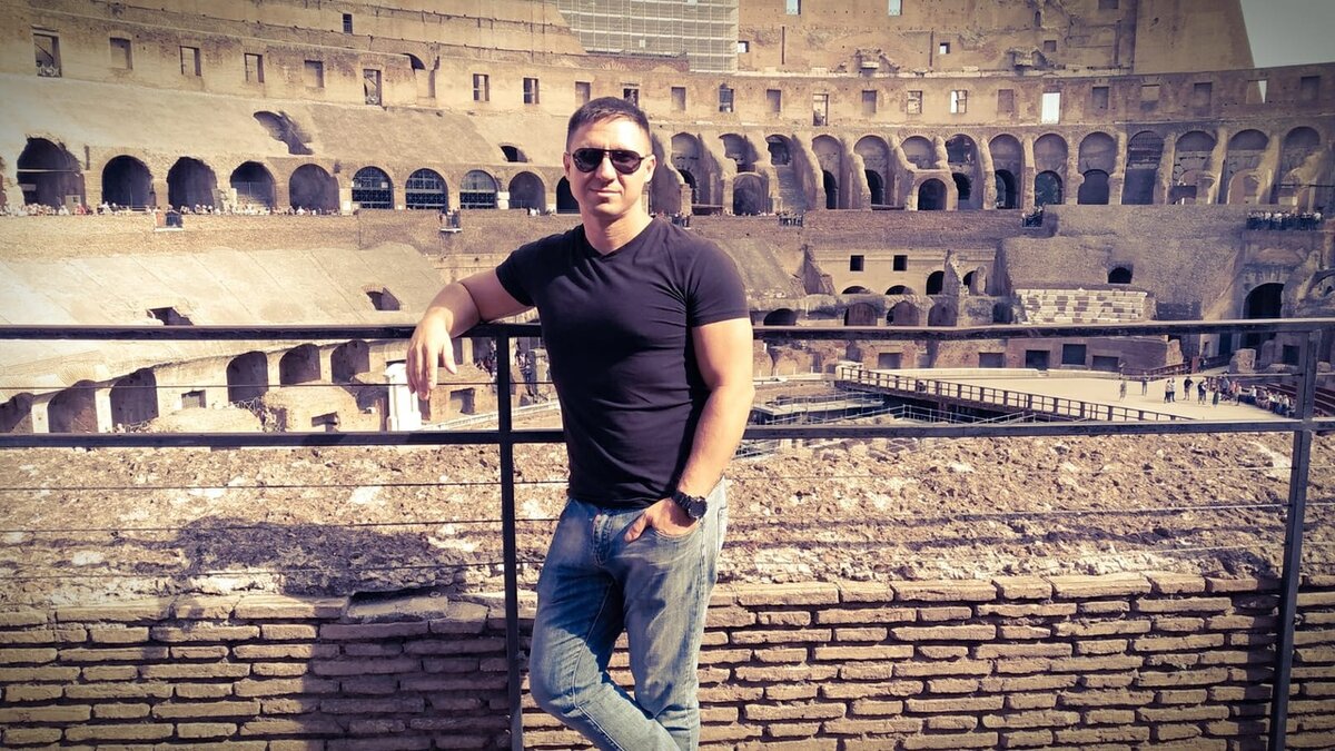 Михаил Радуга – руководитель Phase Research Center и лаборатории «LaBerge», автор 20 книг. С 2021 года лидер по количеству исследований осознанных сновидений в международных научных журналах