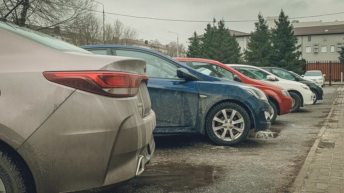     В России мошенники практикуют новые способы автомобильных подстав на дорогах, пишут СМИ.