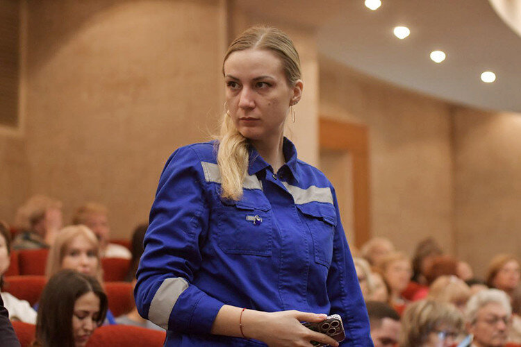  Весь свет медицинского сообщества был в красивых нарядах — женщины в платьях, мужчины в строгих костюмах. Лишь одна девушка выделялась в зале в синем костюме фельдшера — она рассказала, что приехала на мероприятие сразу после смены Фото: Регина Шафиева
