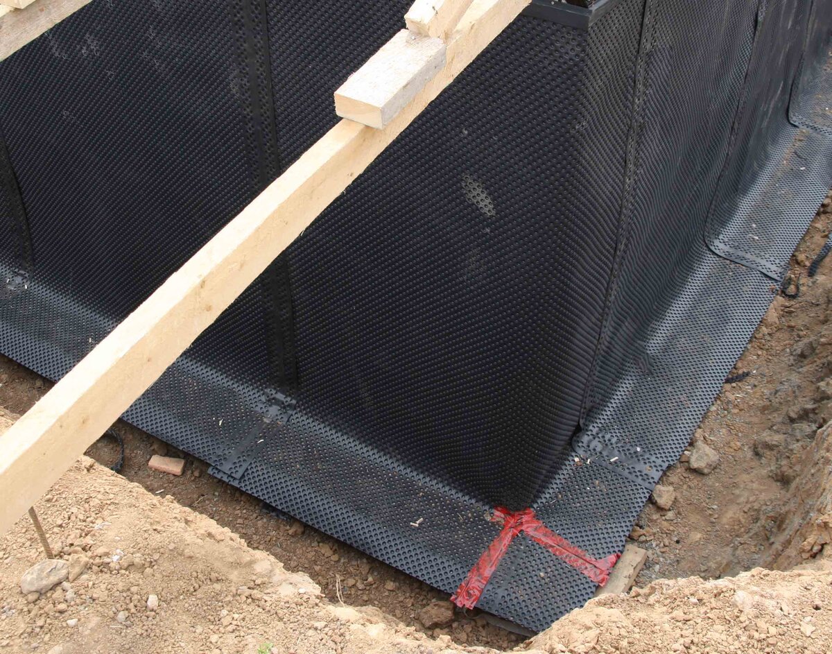 Дренирующая геомембрана защищает гидроизоляцию и теплоизоляцию фундамента, а также отводит грунтовую воду в дренажный трубопровод (на момент съемки не был смонтирован).