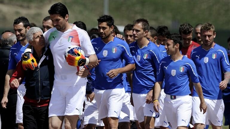 Джанлуиджи Буффон (в белом) и Доменико Кришито (третий справа). Фото AFP