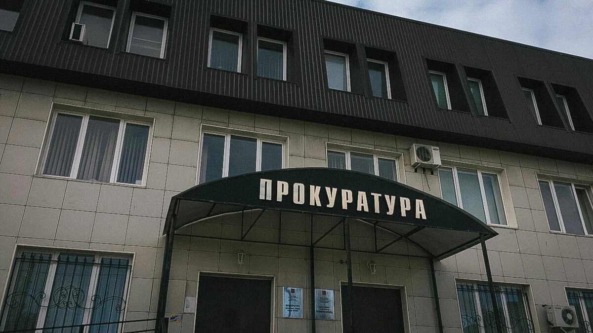     Представители администрации своевременно не предоставили ему жилье.