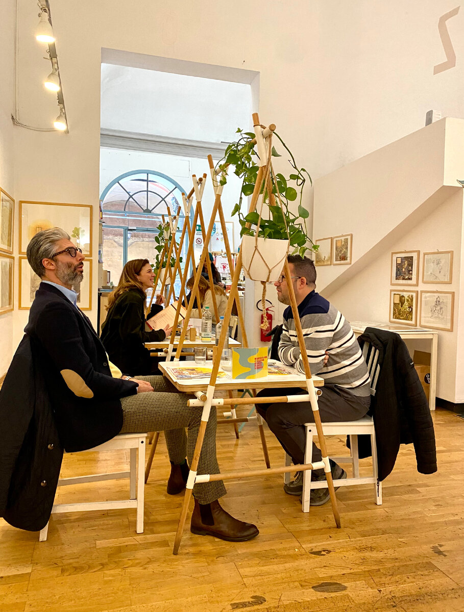 Днём народ забегал на обед. Заодно разглядывал акварели, появившиеся на стенах