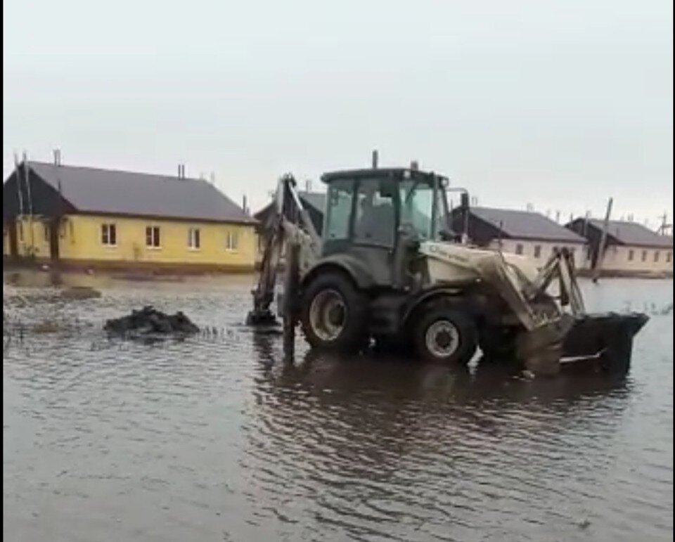     Так сейчас выглядит улица, на которой дети-сироты не могут выйти из своих домов. Скрин видео администрации района