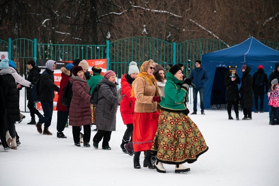    Местных развлекали играми, танцами и конкурсами. Фото: vk.com/newstucentr