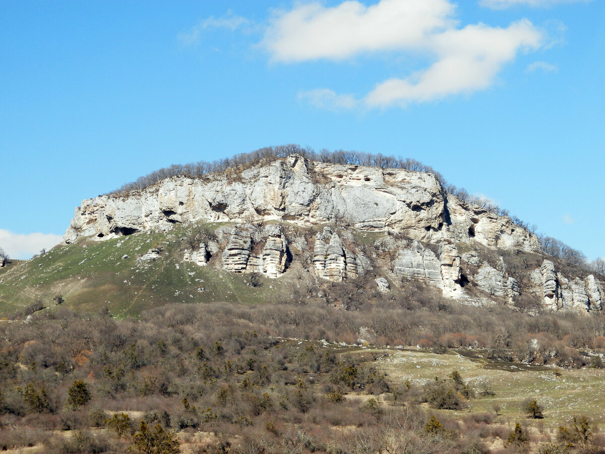 Скала Кизинчи в марте.