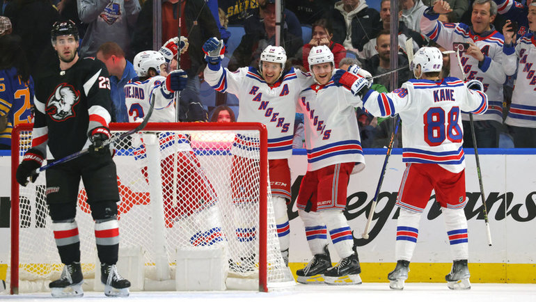    Артемий Панарин и Адам Фокс (в центре) празднуют забитый гол в ворота «Баффало». USA Today Sports