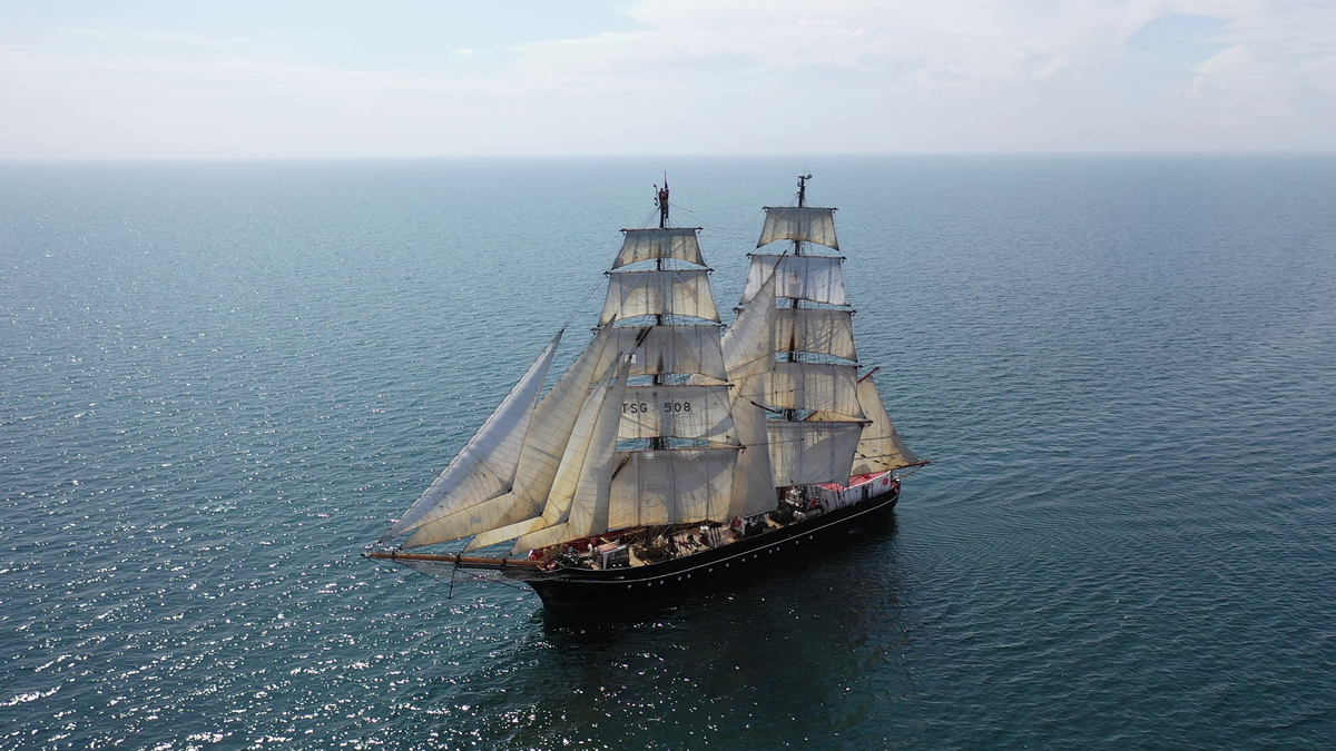 Бриг "Роальд Амундсен". Известен своим "выдающимся бушпритом"