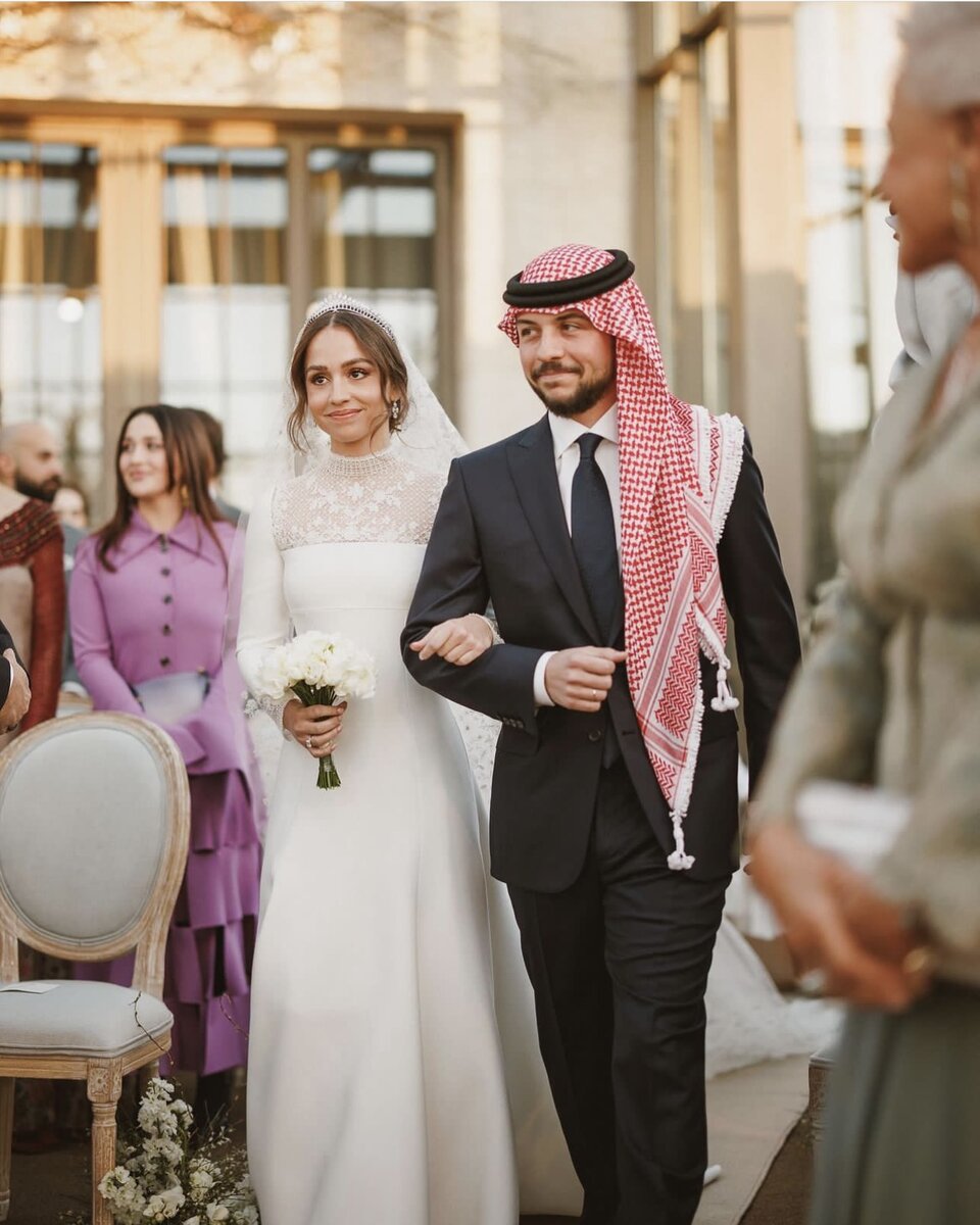 Jack antonoff margaret qualley. Граймс свадьба. Marry seen. Marry seen. Свадьба принцессы иордании иман.