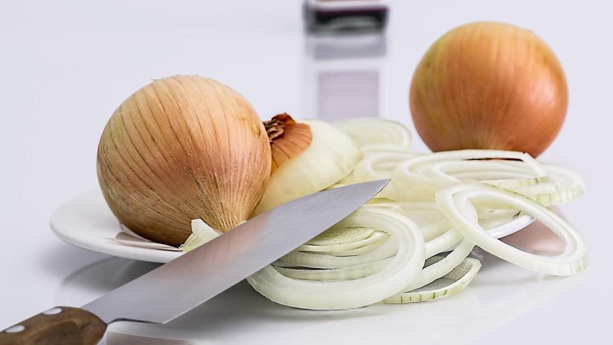    Нарезанный кольцами лук и нож:pixabay.com