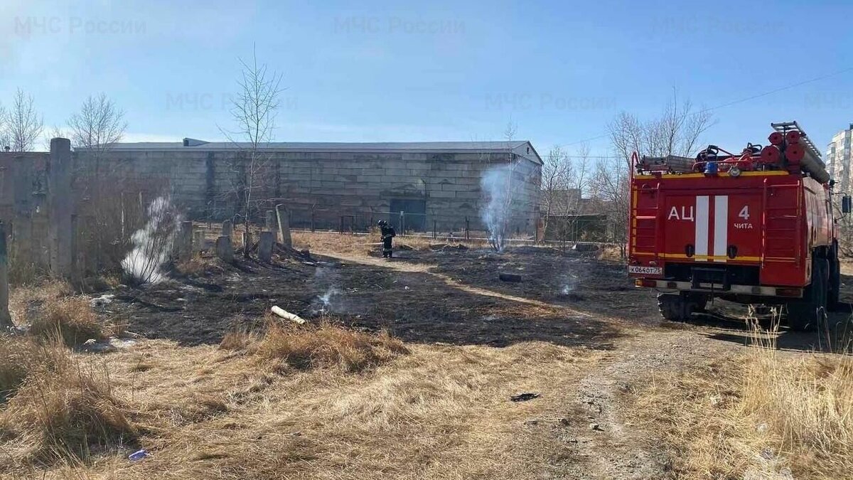     В Забайкалье установилась характерная для региона в этот период сухая и ветреная погода. Несмотря на введенный в крае с 1 марта особый противопожарный режим, граждане продолжают жечь костры на своих участках.