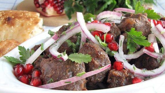 700 гр мякоти баранины
 Для маринада: 
3 шт репчатого лука 
1/2 шт лимона 
1/2 ч. л. черного перца 
20 гр соли 
1 ч. л. молотого кориандра
1/2 ч. л. зира 
100 мл красного вина 
Для подачи: 
Зелень: базилик, укроп, кинза, петрушка по вкусу 1 ст. л. яблочный уксус 1 шт лук репчатый 1/2 шт граната. 