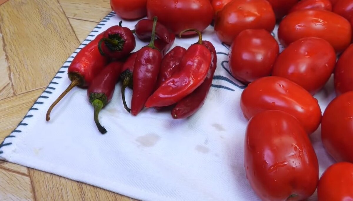      Сначала нужно помыть перец и помидоры
