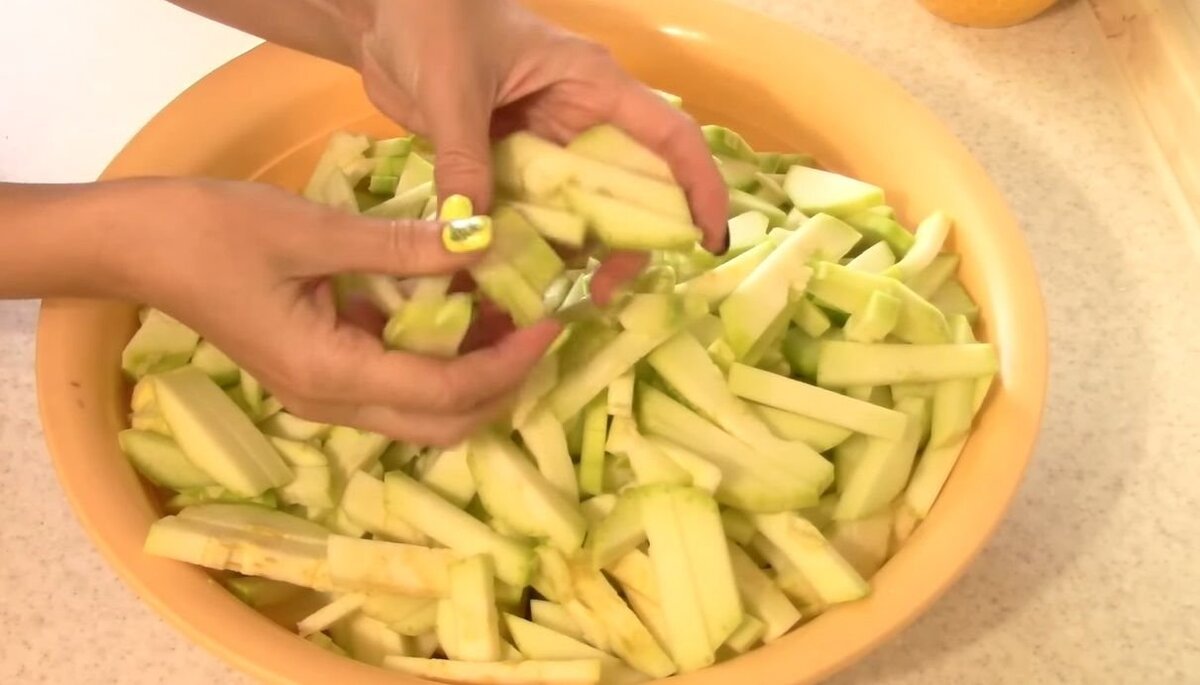 кабачковый салат на зиму. рецепты самых вкусных кабачков на зиму. кабачки с томатной пастой на зиму. салат из кабачков на зиму. консервированные кабачки.