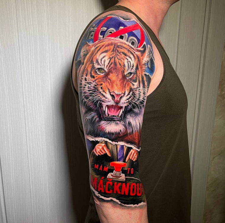    Житель Екатеринбурга набил татуировку с ядерной кнопкой