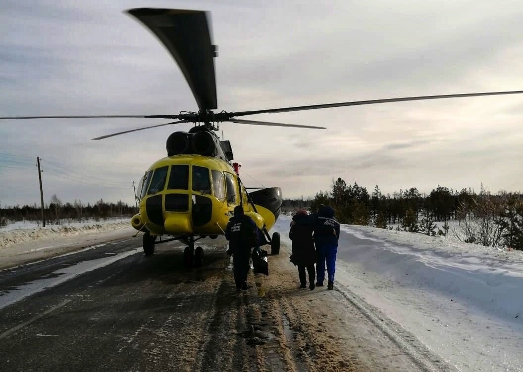 Фото: директор депздрава Алексей Добровольский/ Вертолёт посадили прямо посреди трассы.