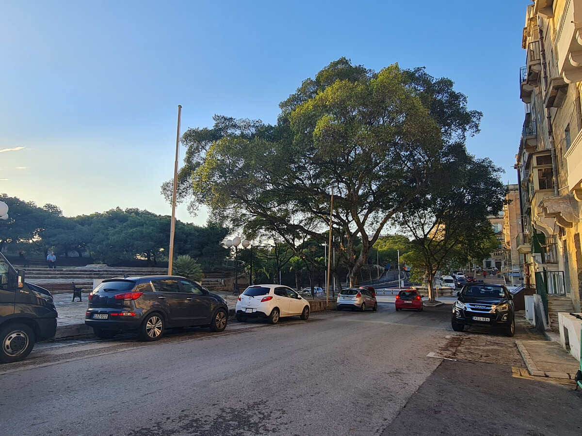 Тоже паркинг на Мальте. Немного солнца нам в ленту!