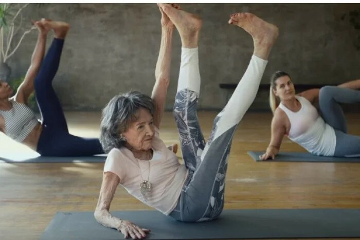 Тао Порчон-Линч вошла в Книгу рекордов Гиннесса как самый возрастной преподаватель йоги в мире