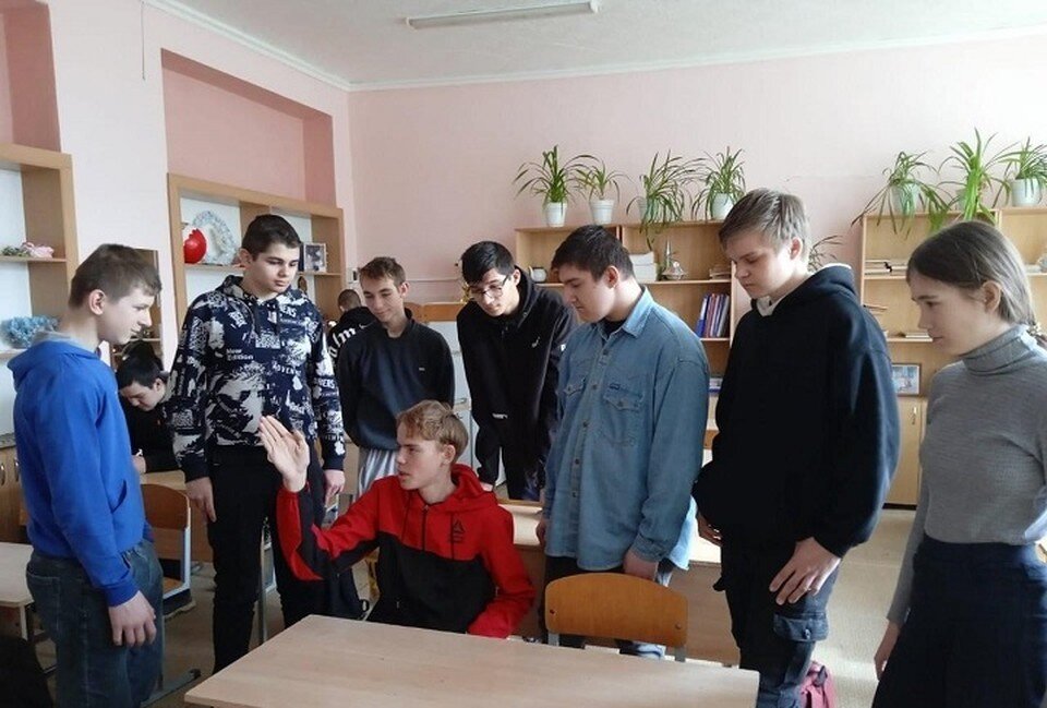     Данил рассказывает, как спас ребенка. Фото: администрация города Фролово.