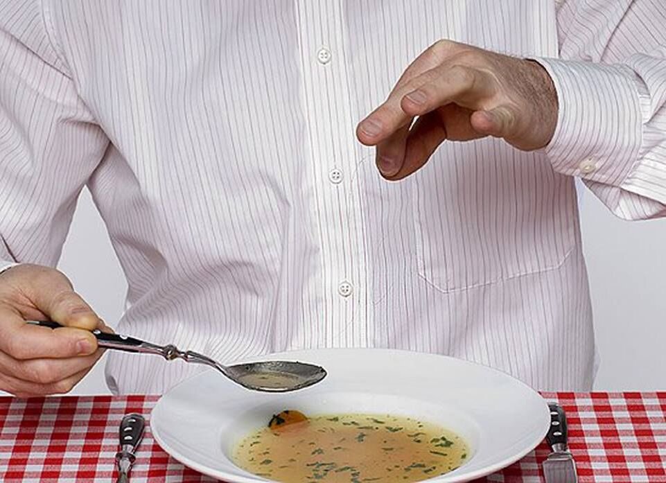 почему попадаются волосы в еде. вещи оказавшиеся в еде. волос в блюде. волос в блюде. еда из столовку с тараканами.