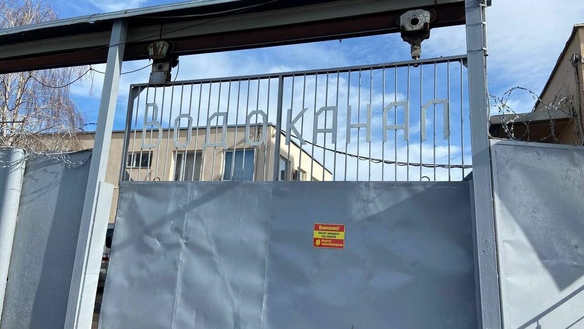     Казанский «Водоканал» показал свое детище — новые очистные сооружения. Проблемы «Водоканала» показала весна, «подарившая» три аварии за неделю. Сколько их будет еще, депутаты боятся считать. А сумма, требующаяся на ремонт сетей, Татарстану и не снилась. Что вернет республику из «точки невозврата»?