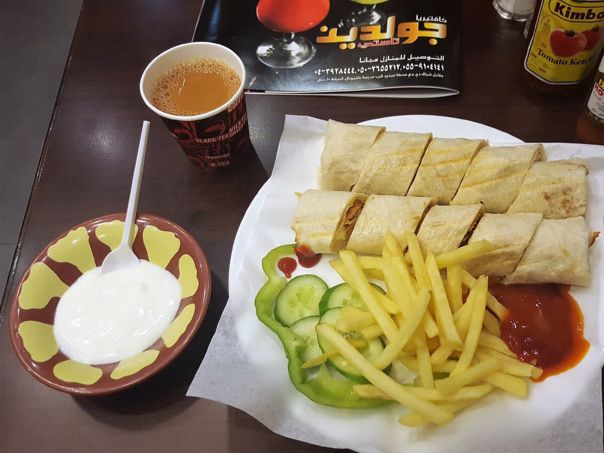 Вот так подают лучшую шаурму в Дубай, обязательно с Карак Чаем