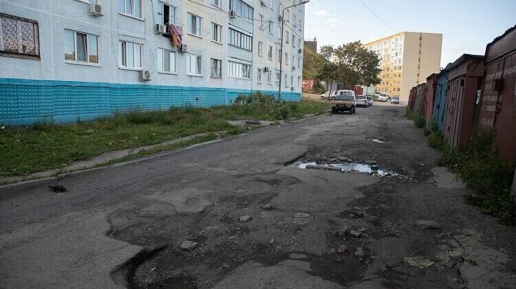     В Первомайском районе во Владивостоке планируют привести в порядок очень плохо выглядящую дорогу. Комплексный ремонт проведут на участке дороги на Окатовой.