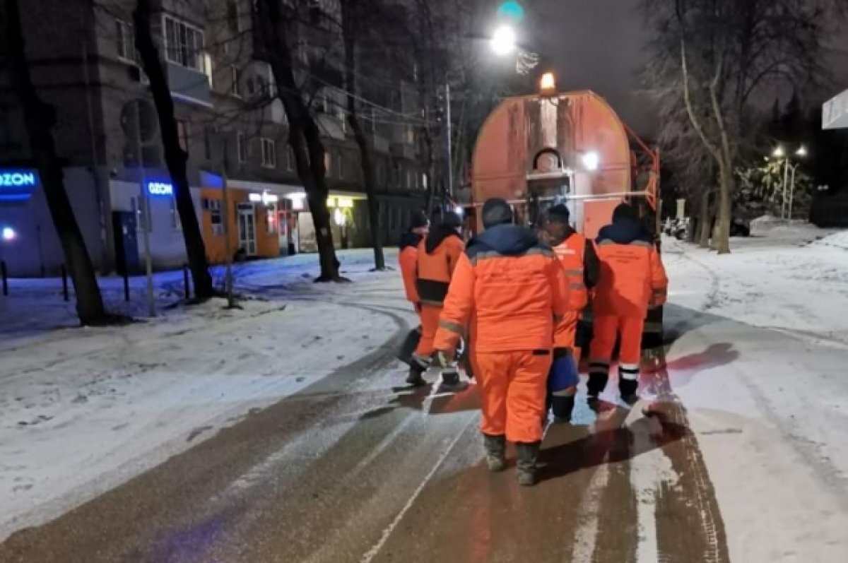 Ямы на рязанских дорогах заделывают регулярно, только автомобилисты по-прежнему не могут перемещаться по улицам спокойно – опасности могут подстерегать в самых непредсказуемых местах. Фото мэрии Рязани. 